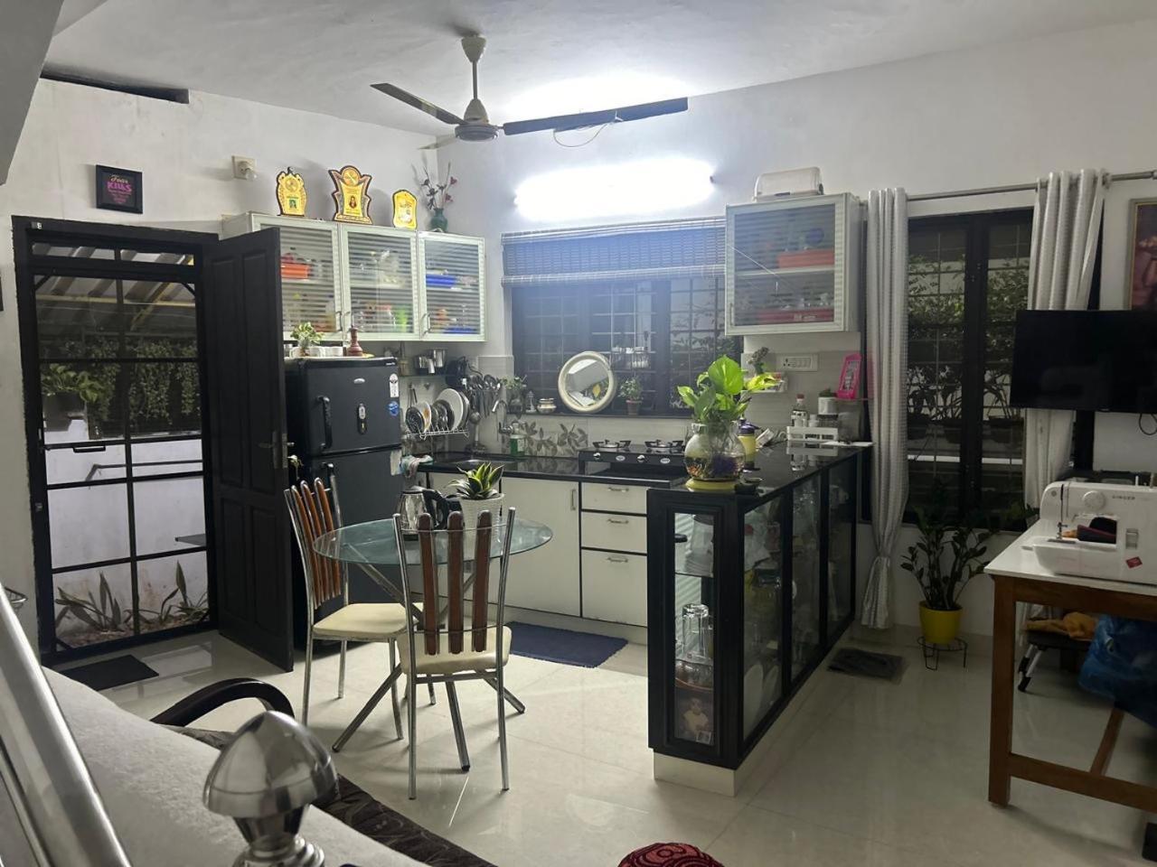 Chaithritha Ladies Homestay Thiruvananthapuram Extérieur photo